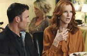 W&auml;hrend Beth alles daransetzt, herauszufinden, was Paul f&uuml;r dunkle Pl&auml;ne schmiedet, trifft Bree (Marcia Cross, r.) auf Keith' (Brian Austin Green, l.) Eltern ...