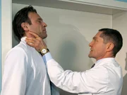 Dr. Martin Stein (Bernhard Bettermann, links) mutmaßt, dass der Wohnungsbrand der Patientin Trautmann Dr. Kaminski (Udo Schenk) an seine eigene tragische Familiengeschichte erinnert. Kaminski reagiert zunehmend irrationaler und geht schließlich Martin an den Kragen.