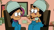 Ronnie Anne (l.) m&ouml;chte verhindern, dass ihre Abuela weiter f&uuml;r die freie Wohnung &uuml;ber den Casagrandes wirbt, damit Sid und ihre Familie dort einziehen k&ouml;nnen. Ihre Geschwister helfen ihr dabei. Margaritas Salon ist Ronnies erstes Ziel: dort will sie zusammen mit Carlota (r.) den Flyer f&uuml;r die Wohnung finden und abh&auml;ngen.