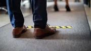 Der Mann steht hinter der markierten Linie