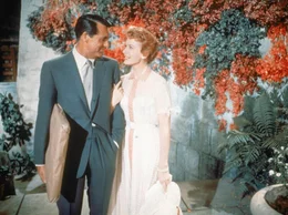 An Bord eines Luxusliners verlieben sich Terry (Deborah Kerr, r.) und Nick (Cary Grant, l.) auf den ersten Blick ineinander. Da beide jedoch anderweitig gebunden sind, wollen sie sich erst in 6 Monaten auf dem Empire State Building wiedersehen. Sollten sich bis dahin ihre Gef&uuml;hle nicht ge&auml;ndert haben ...