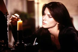 Die Hexe Sally (Sandra Bullock) hat sich verliebt. Doch wie alle Owen-Frauen ist sie mit einem Fluch behaftet, der bewirkt, dass jeder Mann, in den sie sich verliebt, einen vorzeitigen, unnat&uuml;rlichen Todes sterben muss.