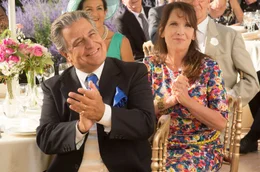 Die konservativen Eheleute Claude (Christian Clavier, l.) und Marie Verneuil (Chantal Lauby, r.) sind stolze Eltern von vier erwachsenen T&ouml;chtern. Doch &uuml;ber die Wahl ihrer Ehem&auml;nner sind sie eher ungl&uuml;cklich ...