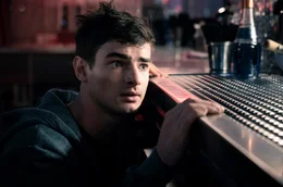 Zur falschen Zeit am falschen Ort: Miki Witt (Aaron Hilmer) beobachtet einen Mord.