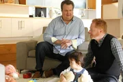 Cameron (Eric Stonestreet, l.) und Mitchell (Jesse Tyler Ferguson) sind mit Lily zu Besuch bei Amelia, deren Sohn in Lilys Kindergarten geht. Doch ihr Besuch ist nicht ganz uneigenn&uuml;tzig...