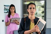 Dr. Emma Jahn (Elisa Agbaglah) informiert Dr. Sherbaz (Sanam Afrashteh) über die Probleme ihrer Patientin.