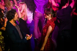 Der ausgebrannte Musikproduzent Dan (Mark Ruffalo, l.) hat nach Jahren der rastlosen Suche in der Musikerin Gretta (Keira Knightley, r.) das Talent gefunden, das ihn auf die Erfolgsspur zur&uuml;ckbringen soll. Doch die Britin steht ihm anfangs misstrauisch gegen&uuml;ber ...