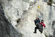 Rettung aus der Luft: Tobias Herbrechter (Markus Brandl, r.) und der in Not geratene Tom (Matthi Faust, l.).