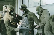 Liquidatoren mit Atemschutzmasken beim Anlegen von Schutzkleidung aus Blei, 14.08.1986. Liquidatoren mit Atemschutzmasken beim Anlegen von Schutzkleidung aus Blei, 14.08.1986.