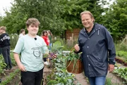 Kohldampf mit Schulgärtner Daniel (li.) und Spitzenkoch Björn Freitag.