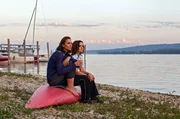 Der Wassersportlehrer von Julia Demmler (Wendy Güntensperger, r.) wurde tot aus dem Bodensee geborgen. Sie wollte der Witwe Catrin Dellbrück (Maddalena Noemi Hirschal, l.) die Nachricht persönlich überbringen. Der Wassersportlehrer von Julia Demmler (Wendy Güntensperger, r.) wurde tot aus dem Bodensee geborgen. Sie wollte der Witwe Catrin Dellbrück (Maddalena Noemi Hirschal, l.) die Nachricht persönlich überbringen.