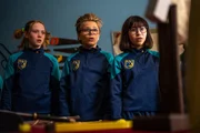 Tele (Elita Marie Mack Roald, l.), Uno (Nils Peder Vassnes, M.) und Alpha (Natalia Dellaporta, r.) staunen nicht schlecht, als sie das geheimnisvolle Super-Schwert erblicken.
