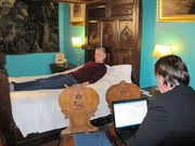 Dr. Jason Braithwaite &uuml;berwacht den Zustand von Paul Griffiths w&auml;hrend eines Experiments in Muncaster Castle in England.