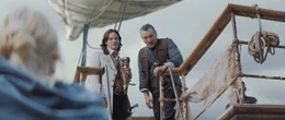 Kurz nachdem sie auf dem Schiff von Captain Shakespeare (Robert De Niro, r.) gelandet sind, verspricht er Tristan (Charlie Cox, l.) und Yvaine (Claire Danes, vorne), dass er sie zur&uuml;ck nach Wall bringt.