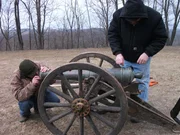Inspektion von Christians Kanone vor dem Abfeuern.