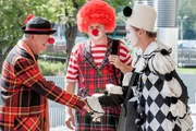 "Soko Kitzb&uuml;hel", "Wenn die Maske f&auml;llt." Abseits des Kitzb&uuml;heler Stadtfestes wird Universit&auml;tsprofessor Gilbert Kronheisl erschossen. Im Bild (v.li.): Heinz Marecek (Hannes Kofler), Ferdinand Hofer (Christof Wiegele), Aaron Friesz (Clown).