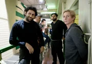 Djengiz Bin Tario (Nicolas Buitrago, l.) und Moritz Busch (Daniel Roesner, r. mit Komparsen, M.) taxieren argwöhnisch, den "Neuen".