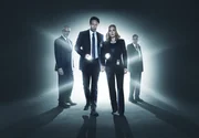 Mulder (David Duchovny, 2.v.l.), Scully (Gillian Anderson, 2.v.r.), Skinner (Mitch Pileggi, l.) und der rauchende Mann (William B. Davis, r.) öffnen die X-Files erneut ...