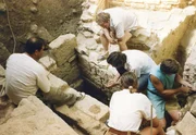 Archäologen auf Kefalonia legen ein mykenisches Herrschergrab frei; zunächst hieß es, das Grab des Odysseus sei entdeckt worden. Wissenschaftler zweifeln, dass der Held der Odyssee eine historische Figur ist. Archäologen auf Kefalonia legen ein mykenisches Herrschergrab frei; zunächst hieß es, das Grab des Odysseus sei entdeckt worden. Wissenschaftler zweifeln, dass der Held der Odyssee eine historische Figur ist.