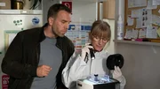 Kriminaltechnikerin Roswitha Prinzler (Silke Matthias, r.) findet in der Kaffeemaschine am Tatort eine flüssige Substanz. War Gift im Kaffee? Und wer hatte die Möglichkeit, es dort hineinzuschütten? Kriminalhauptkommissar Lars Pöhlmann (Dominic Boeer, l.) nimmt die Ermittlungen auf.