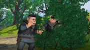Die Söhne des Sheriffs, Ralf und Rolf, besprechen den Plan, wie sie Robin und seine Gefährten in die Falle locken können.