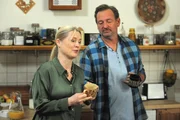 Vera (Sybille Waury) und Gregor (Holger Matthias Wilhelm) verkünden ihre Verlobung.