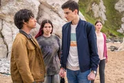 Isabel (Alis Waters, r.) beobachtet wie Louis (Oliver Cunliffe, 2.v.r.) mit Jay (Noah Manzoor, l.) eine Auseinandersetzung hat. Kaz (Maiya Silveston, 2.v.l.) kann nicht glauben, was Louis da sagt. Er ist Jay auf die Schliche gekommen.