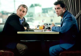 Henry (Rai Liotta, re.) und Jimmy (Robert De Niro) f&uuml;rchten, dass sie vom FBI beschattet werden.
