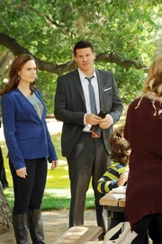 Brennan (Emily Deschanel) und Booth (David Boreanaz) müssen zur Aufklärung des Mordes an Sean Nolan eine Menge Leute befragen, da das Opfer als Samenspender-Profi vielen Eltern geholfen hat, ein Kind zu zeugen. Brennan (Emily Deschanel) und Booth (David Boreanaz) müssen zur Aufklärung des Mordes an Sean Nolan eine Menge Leute befragen, da das Opfer als Samenspender-Profi vielen Eltern geholfen hat, ein Kind zu zeugen.