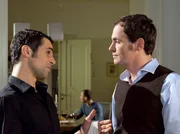 Ralf Meinecke (Gabriel Merz, links) erklärt seinem Freund Konrad Gerstenmeyer (Anian Zollner), warum er nicht mehr krankenversichert ist. Als freier Architekt ist es bei der misslichen wirtschaftlichen Lage schwer und wenn dann auch noch zwei seiner Auftraggeber Konkurs anmelden, hat Ralf ernsthafte finanzielle Schwierigkeiten.