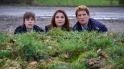 Jenny Dickel (Eva Bühnen, l.), Marie Gabler (Katharina Wackernagel, M.) und Heino Fuß (Sebastian Schwarz, r.) sehen zu, wie die Bombe aus der Kirche auf freiem Feld explodiert.