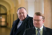 ARD DER DICKE, "Unter falscher Flagge", am Freitag um 18:50 Uhr im ERSTEN. Gregor Ehrenberg (Dieter Pfaff, l.) und Staatsanwalt Wärmelskirchen (Werner Wölbern, r.) können es nicht glauben - Richter Glott ist ein Hochstapler, der geschätzte Kollege hat nie ein Staatsexamen abgelegt.