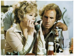 Ahnen nicht, dass der Erbe zur Zeit damit besch&auml;ftigt ist, einen Bischof zu entf&uuml;hren und deshalb kein Interesse an seiner Auffindung hat: Blanche (Barbara Harris, l.) und George (Bruce Dern, r.) ...