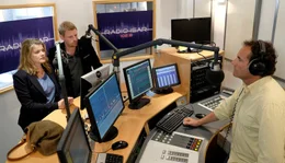 Gemeinsam starten Rieke (Birge Schade, 2 .v. li.) und Toni (Martin Gruber) in der Radiosendung von Bernd Lindner (Thomas Ohrner) eine Spendenaktion f&uuml;r Jessica.
