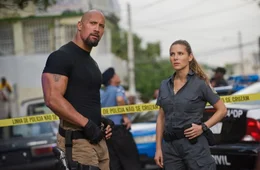 In Rio De Janeiro begeben sich Elena Neves (Elsa Pataky, r.) und Hobbs (Dwayne Johnson, r.) auf Verbrecherjagd ...