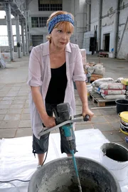 Charlotte Baumgart (Ursela Monn) beim Renovieren der alten Tuchfabrik, die einmal Charlottes Galerie beherbergen soll.