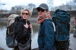 Ende der Weltreise: Anke (Sabine Waibel) und Enno (Roman Knižka) sind wieder in Hamburg.