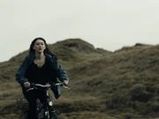 Evelin (Emily Kusche) schmeißt alle Pläne über den Haufen, als sie von der Ankunft ihres Vaters erfährt.
