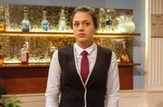 Maxi (Katharina Scheuba) denkt traurig darüber nach, dass sie nicht mehr stolz darauf ist, eine Saalfeld zu sein.