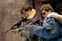 An der Seite seines Sohnes Alex (Luke Ford, r.) nimmt Rick O'Connell (Brendan Fraser) den Kampf gegen den Drachenkaiser auf.