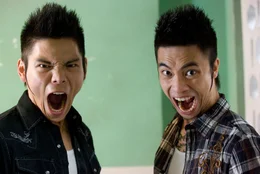 L - R: Chi-Kwan Fung als Pop Boy #1, Jacky Heung als Pop Boy #2