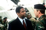 L-R: Agent Anthony 'Hub' Hubbard (Denzel Washington), General William Devereaux (Bruce Willis)