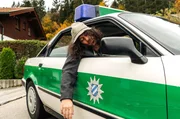 Der Oktoberfest-Tourist Spyros Karamanlis (Nikos Laskaris) ist stark betrunken und wird im Polizeiauto zu seiner Unterkunft gebracht. Der Oktoberfest-Tourist Spyros Karamanlis (Nikos Laskaris) ist stark betrunken und wird im Polizeiauto zu seiner Unterkunft gebracht.