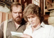 Aus einem Telegramm erfahren Jonathan Garvey (Merlin Olsen, l.) und Charles Ingalls (Michael Landon, r.) von dem bevorstehenden Besuch eines Testamentsvollstreckers.
