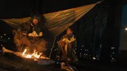 Ama (Amani-Jean Philippe) und ein Griot (Kenneth Herdigein), sitzen am Lagerfeuer, w&auml;rmen sich und essen Fisch. Der Griot erz&auml;hlt Ama Geschichten &uuml;ber Totem-Tiere.