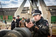 Mattes (Matthias Schloo, r.) versucht, einen verwirrten Mann unter Kontrolle zu bekommen. Seine Tochter (Jule Ronstedt, 2.v.r.) wird von Hans (Bruno F. Apitz, 2.v.l.) und Franzi (Rhea Harder-Vennewald, l.) zurückgehalten.