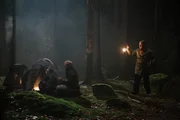 Als Teil der Konversionstherapie sollen alle Bewohner des Waldhauses zusammen eine Nacht im Wald verbringen. Simon macht dort eine verstörende Beobachtung und fängt an, die Methoden von Jasper zu hinterfragen. Als Teil der Konversionstherapie sollen alle Bewohner des Waldhauses zusammen eine Nacht im Wald verbringen. Simon macht dort eine verstörende Beobachtung und fängt an, die Methoden von Jasper zu hinterfragen.