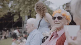 Agnes (r.) ist 89 Jahre alt und eine von 30 Rollstuhlfahrern und Rollstuhlfaherinnen aus dem Eschweger Altenheim, die das Festival genie&szlig;en. Direkt vor der Hauptb&uuml;hne ist es ihr aber zu laut.