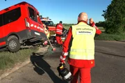 Unfall mit LKW und Transporter. Notfallsanitäter Tom Schneider (vorn) und Notarzt Dr. Björn Hossfeld eilen zum Einsatz.