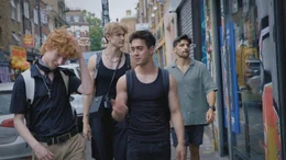 Influencer Austin Wayne (2.v.l.) mit Filmemacher Ben Zand (r.) beim Streifzug durch London mit einigen seiner Follower